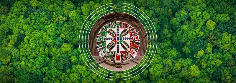 Fresa meccanica della galleria, circondata dal bosco