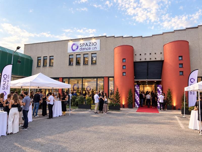 Spazio Dance On, Rho — fronte e ingresso