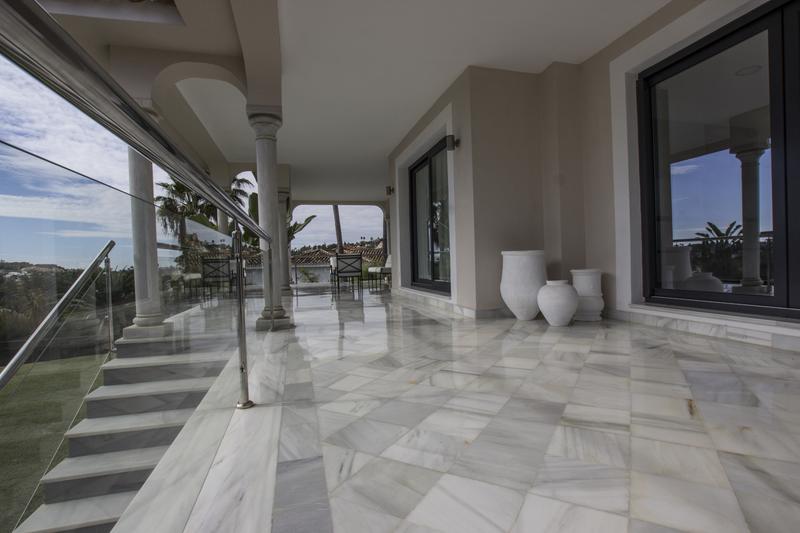 Villa a Marbella, terrazza in marmo